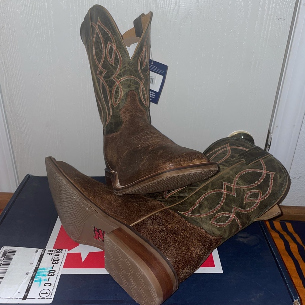 Tony Lama style Land-grab size 10EE. Never worn, still has the tag on the boot.